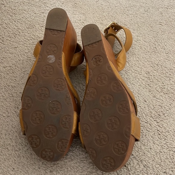 Tory Burch Almita wedge sandal. - Picture 4 of 8